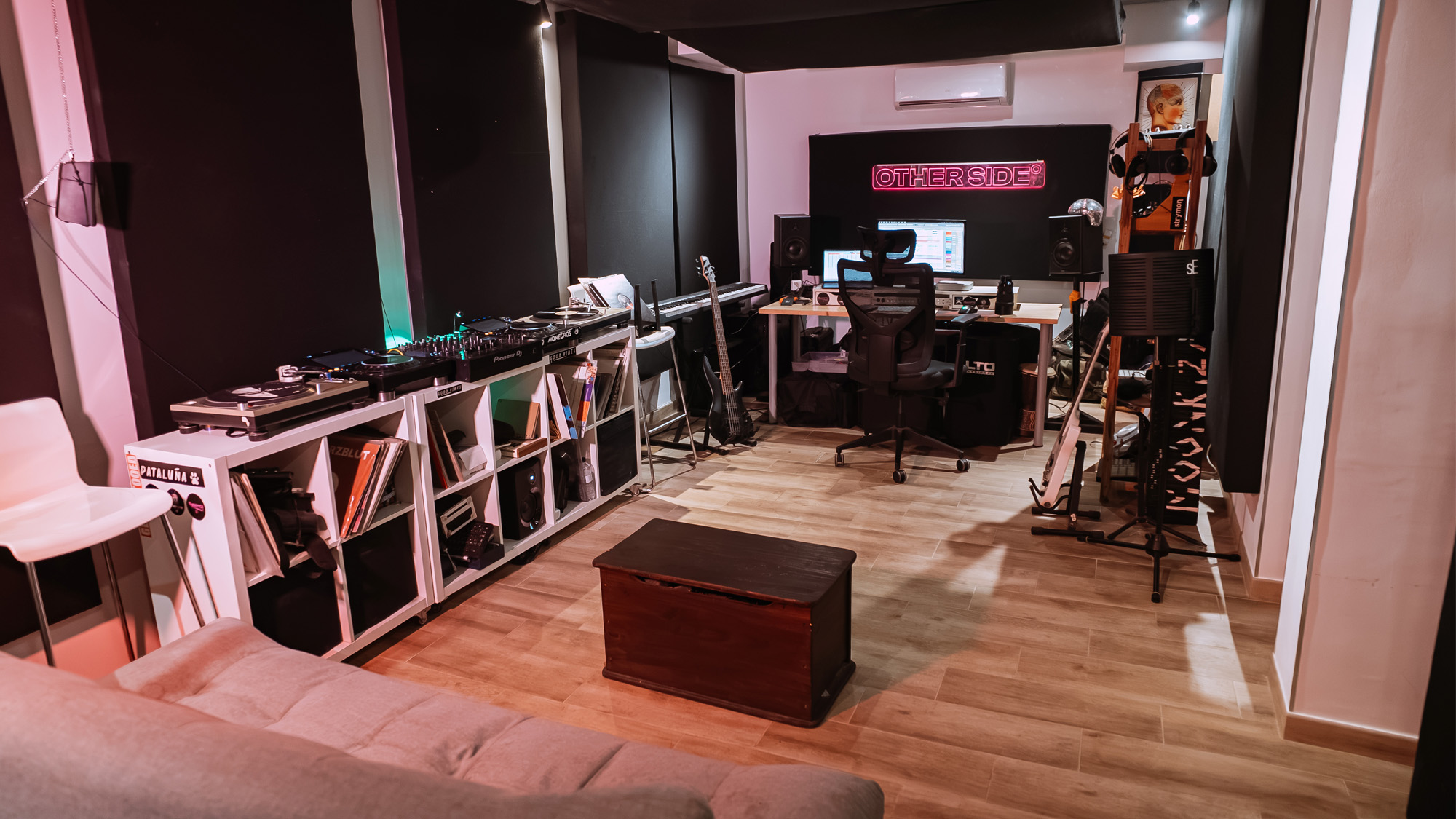 Estudio Side A de Other Side Academy con setup profesional de DJ y producción