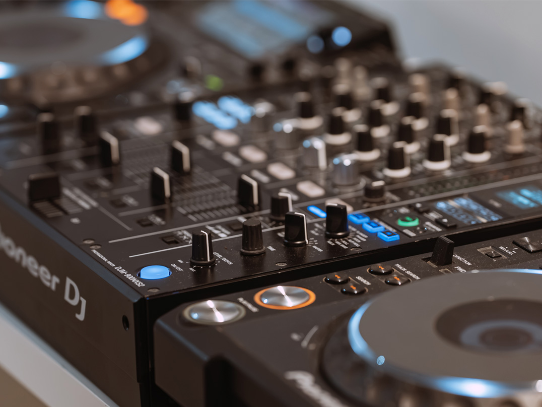 Equipos de DJ Pioneer disponibles para alquiler en Other Side Academy